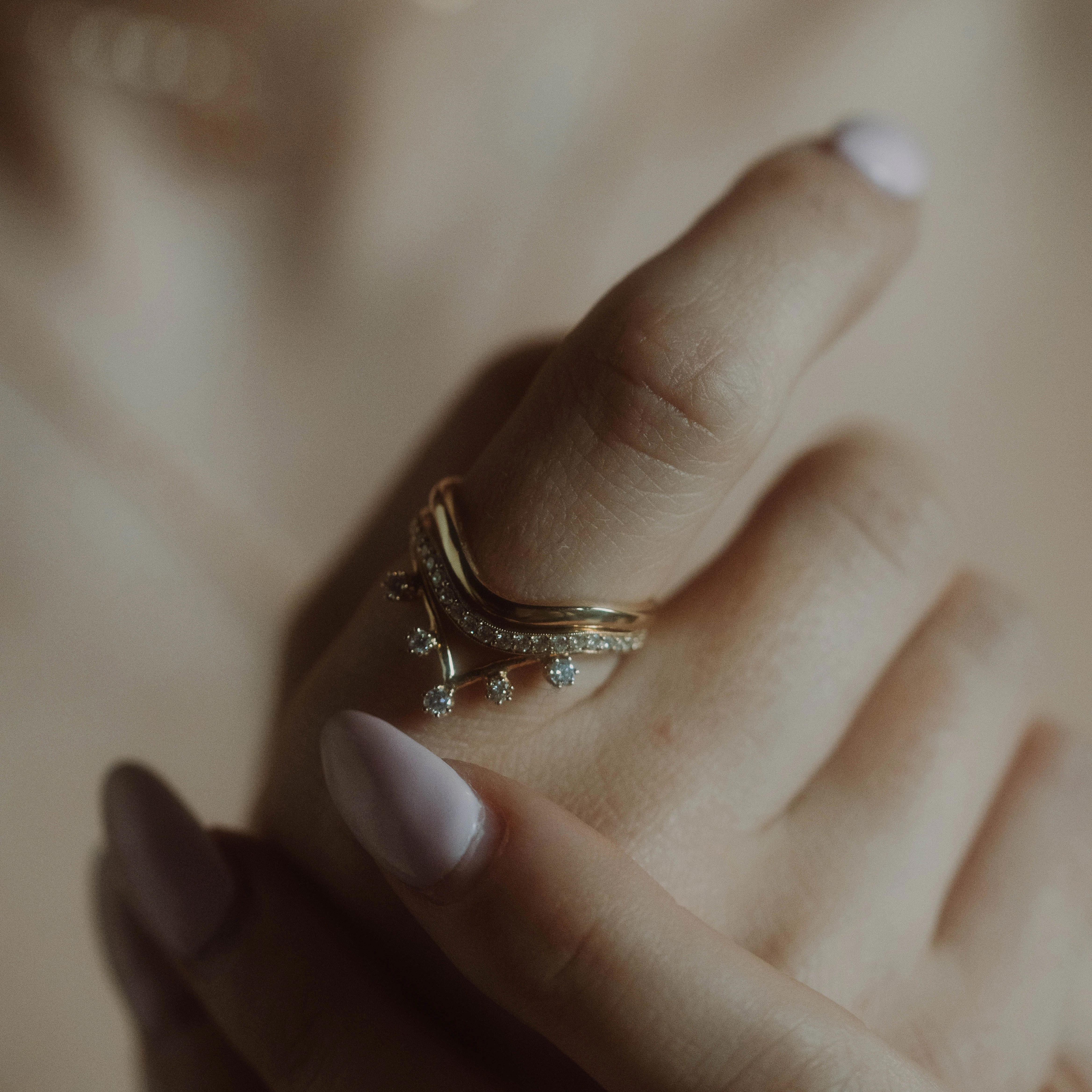 14k Low Tide Curved Band