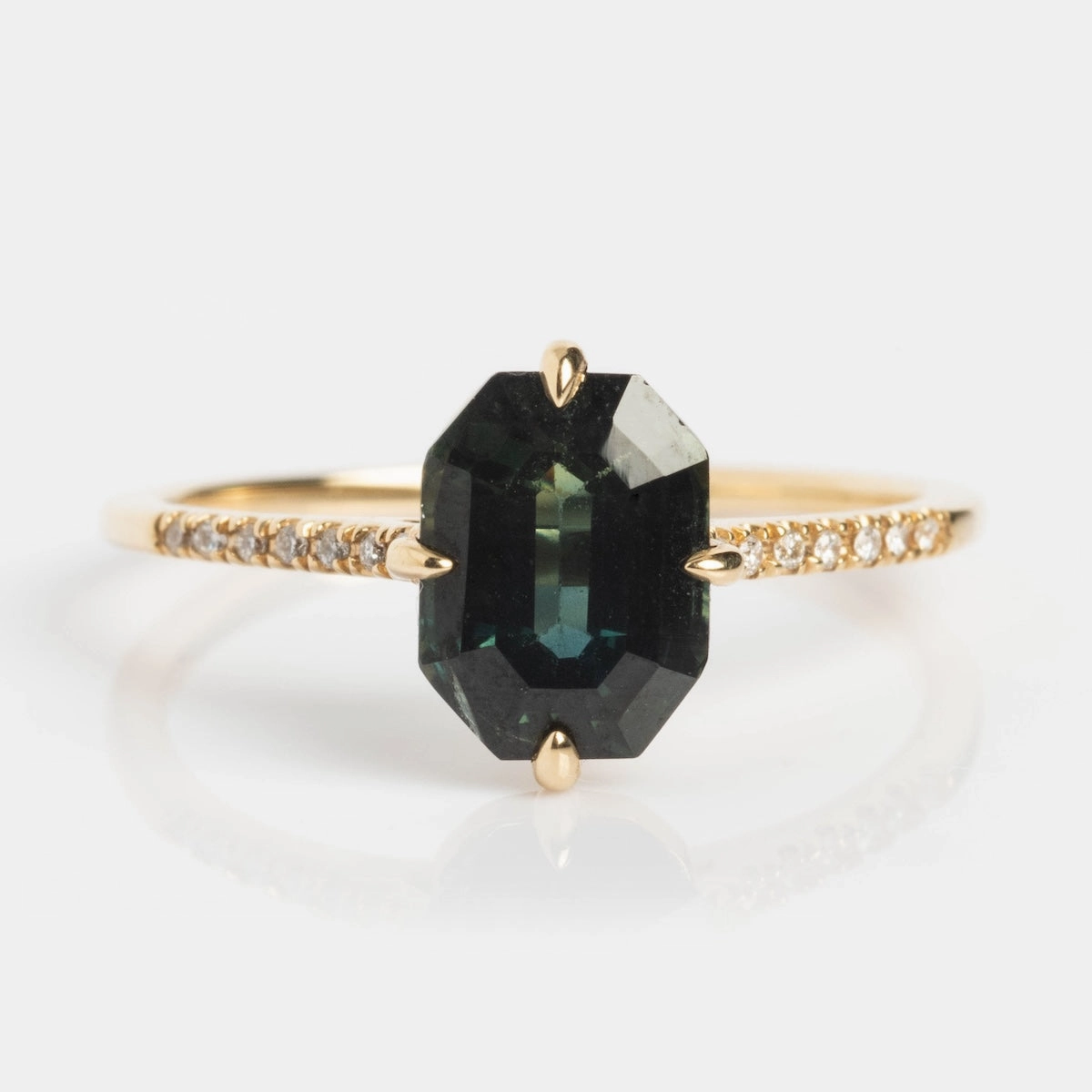Fira Ring with Sapphire